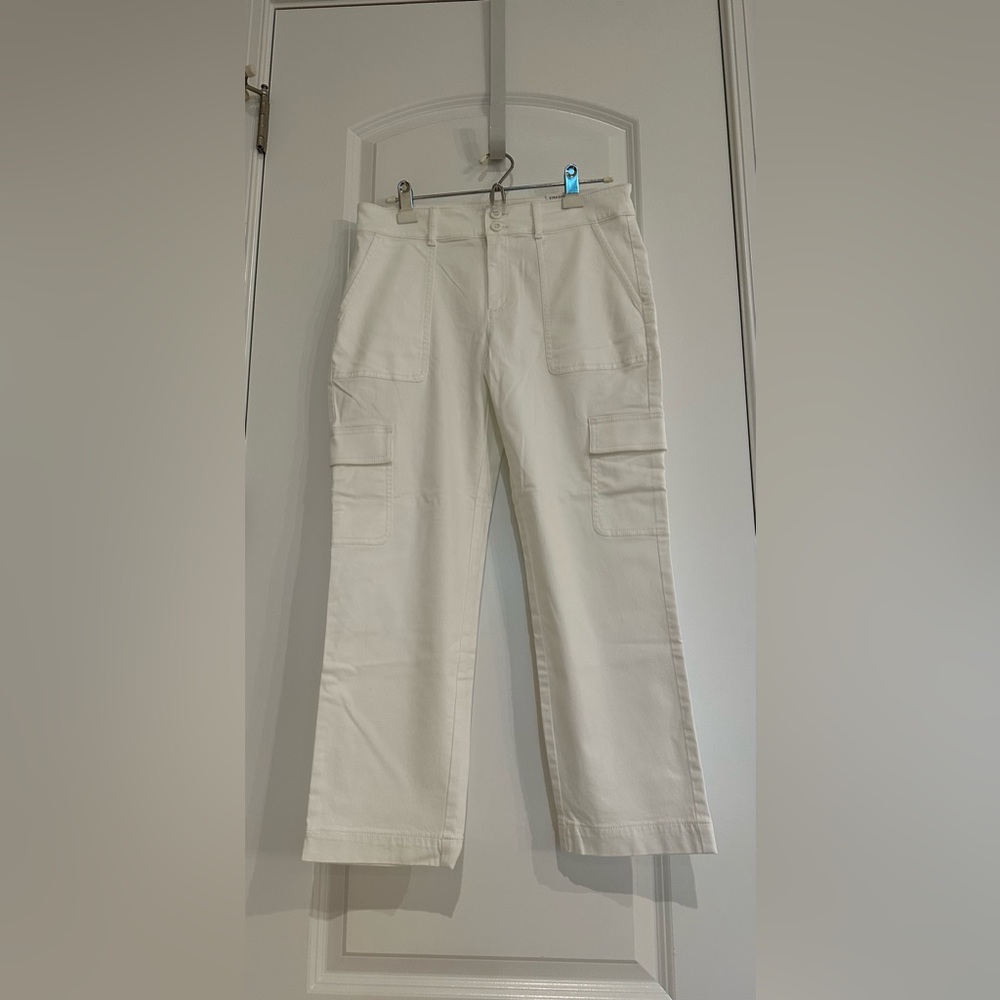 Loft straight crop mid rise. White. Has 2 side pockets and 2 back pockets
